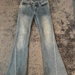 True Religion Joey Low Rise Flare Jeans - Snygga ljusblå jeans från True Religion, lite slitna ner till💗💗annars så gott som nya😊modell Joey Low Rise Flare. 