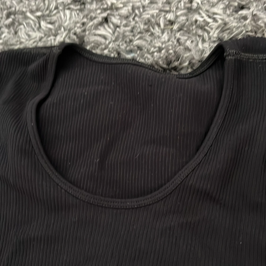 Svart ribbad croppad långärmad topp - 2