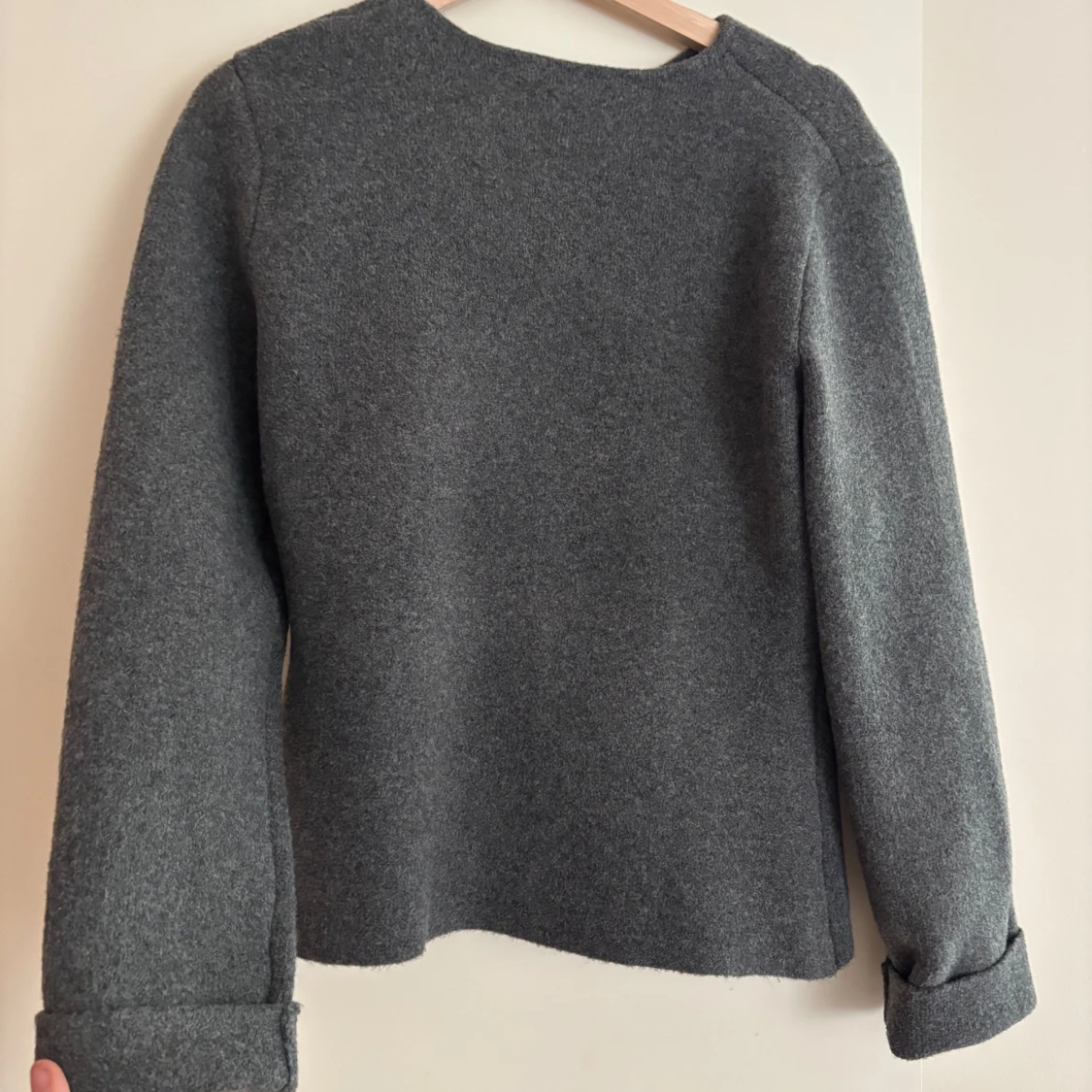 Grå ullkofta med guldknappar - 3