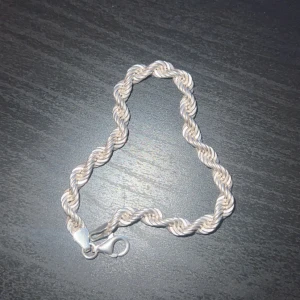 Cordell armband 6mm äkta 925 silver  - Ett silver armband i modellen cordell. Köpt på kejsar. Äkta silver bevisas med stämpeln på armbandet. 6mm tjock och 21cm lång. Knappt använd. 