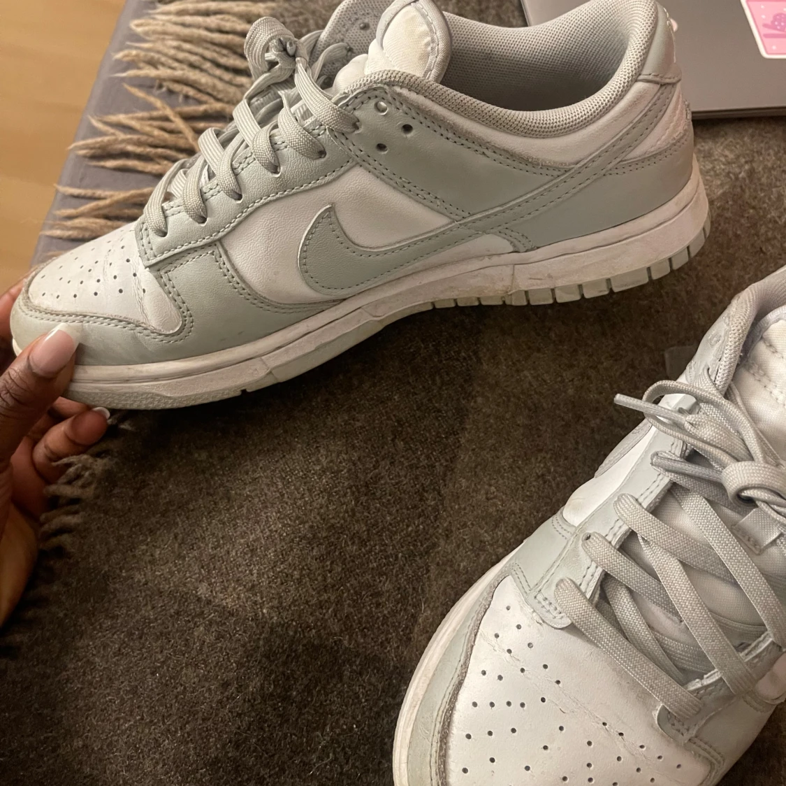 Nike Dunk Low i ljusgrått och vitt - 2