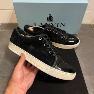 Lanvin skor - Tja! Säljer nu dessa sjukt snygga lanvins! Skick 8/10 (En liten defekt, bild 4) Färg Svart! Storlek uk 9 passar dig som har storlek 44! Dustbag medföljs! Om du har några frågor eller funderingar är det bara att höra av dig!🙌