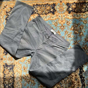 Grå Jeans Acne Max Grey Thunder, 33/32 - Ett par feta mörka jeans! Något tunnare i materialet vilket passar perfekt en varm sommar som denna! Överlag sparsamt använda. Uppsydda för att passa ca 32/30 32/31
