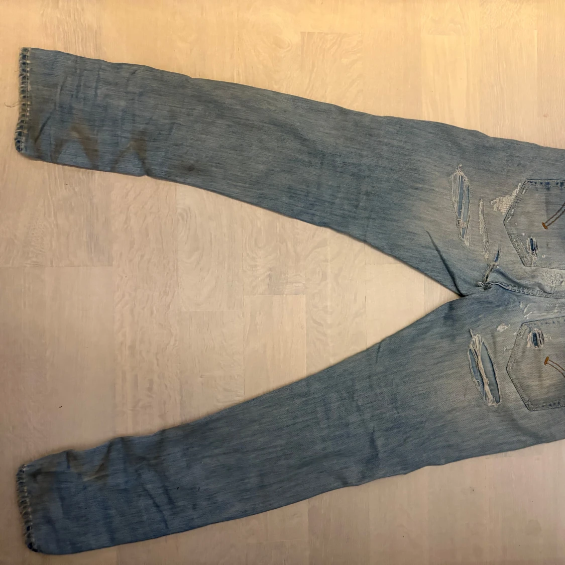 Ljusblå slitna jeans från Dondup - 2