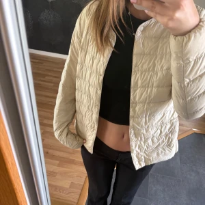 Jacka uniqlo - Så fin jacka Perfekt till hösten!💕 Knappt använd 