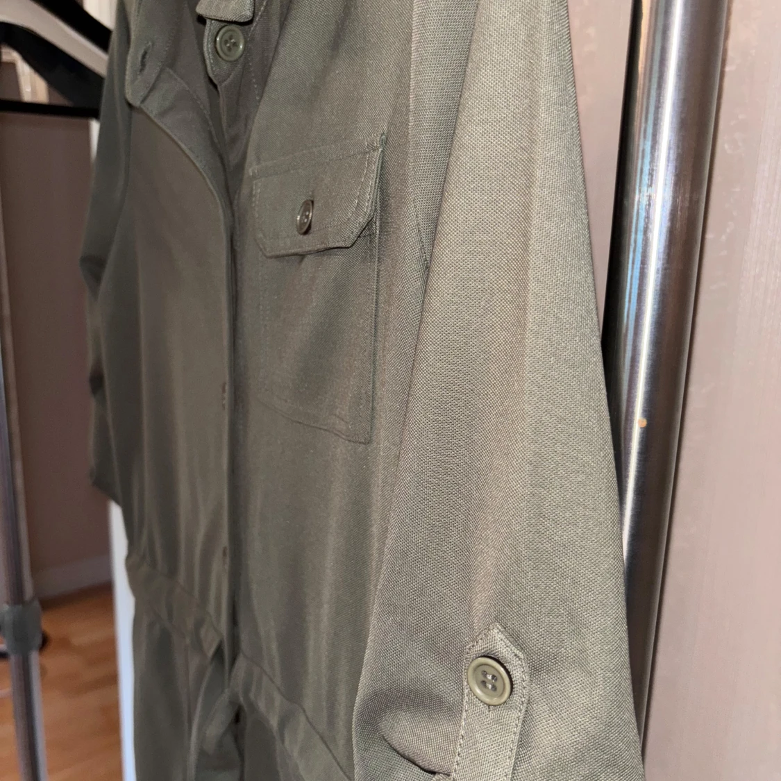 Olivgrön jumpsuit med knappar - 2