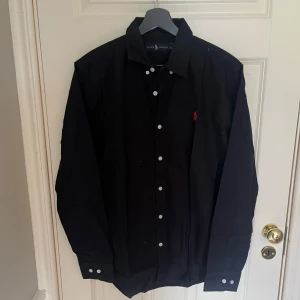 Svart skjorta från Ralph Lauren L - Klassisk Mörkblå skjorta från Ralph Lauren i storlek L                                                                            Helt ny 10/10 passar även L/M