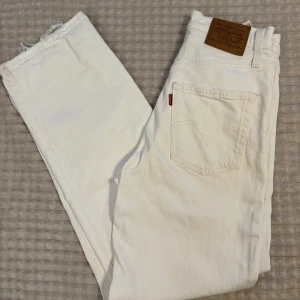 Levi's Ribcage Straight vita jeans - Säljer ett par vita Levi's Ribcage Straight jeans. Hög midja, raka ben och knäppning med silverfärgade knappar. Älskar de men nu ör de tyvärr för små. Inga defekter. Sitter jättefint. Storlek syns i bild