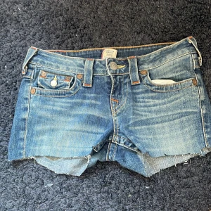 True Religion jeansshorts  - Snygga blå jeansshorts från True religion, jag har klippt dom till shorts av ett par jeans men dom passade mig inte så bra 
