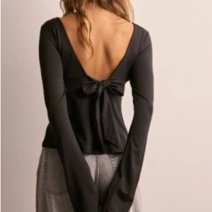 Svart tie back tröja - Suuupersöt svart tie back från Nelly! Aldrig använd då den inte passar mig så bra som har lite mindre bröst :)