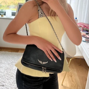 Svart skinnväska Zadig & Voltaire - Cool väska från Zadig & Voltaire i äkta skinn. Fint skick och finns äkthetsintyg(se bild 3). Medföljer lång kedja och dustbag (original Zadigpåsen). Skriv för bilder eller funderingar☀️💕Kolla min bio för mina standards!