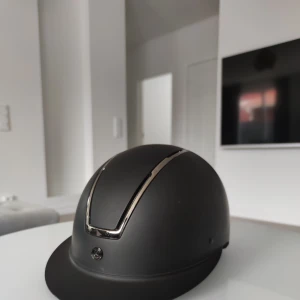 Ridhjälm - Säljer nu min horze ridhjälm eftersom att jag har slutat rida, finns små repor men annars jätte fint och alltid tagit väl hand om hjälmen. Storlek M (55-57 cm) även justerbar. Pris går att diskutera vid snabb affär, vill helst bara bli av med hjälmen❤