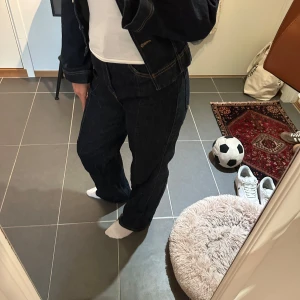 Mörkblå raka jeans med kontrastsömmar - Säljer ett par mörkblå jeans med raka ben och snygga kontrastsömmar. Klassisk femficksmodell och normal passform, perfekta till en avslappnad stil. Jeansen har midwaist och är tillverkade i kraftigt denimtyg.