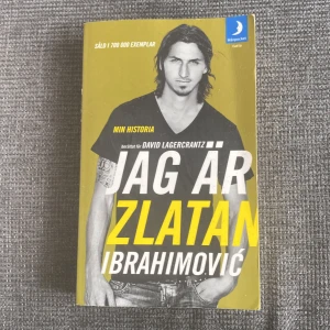 Jag är Zlatan Ibrahimović - En av Sveriges mest ikoniska böcker! Upptäck Zlatans resa, hans stil och tatueringar. Perfekt för dig som gillar sport, inspiration och vill veta mer om en av världens största fotbollsstjärnor. En modern klassiker som sålt i över 1,7 miljoner exemplar. Kan mötas upp i Trollhättan eller Alingsås. Kan skickas men då tillkommer en fraktkostnad.