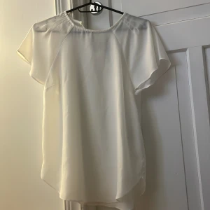 Vit blus med v-ringning från New Look - Helt oanvänd, vit blus från new Yorker. I str 32.