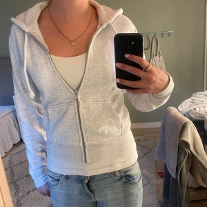 Grå zip-hoodie - Fin tröja, för liten för mig! Endast använd fåtal gånger