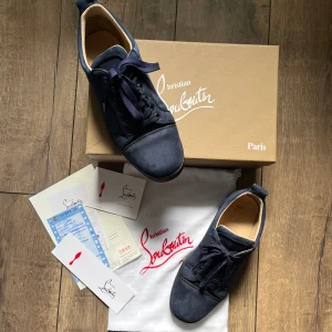 Christian Louboutin storlek 41 mörkblåa, passar 41-42 - Säljer ett par riktigt feta loubs i storlek 41 men passar även 42 som passar perfekt till sommaren, skorna är riktigt fräscha. Det är bara hojta på ett meddelande om ni är intresserade.