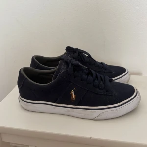 Mörkblå sneakers från Polo Ralph Lauren - Snygga mörkblå sneakers från Polo Ralph Lauren. Storlek 39!💕