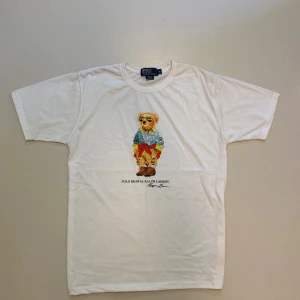Ralph Lauren polo bear t shirt XL - Vit polo Ralph Lauren polo bear t shirt Ny utan prislapp aldrig använd //  Storlek XL//  Skriv vid minsta fråga eller fundering💯🤝