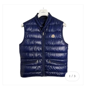 Moncler väst - Färg - Mörkblå  Storlek - 3  Skick - Mycket gott skick  Storleksguide - Passar M