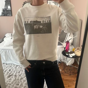 Vit sweatshirt med tryck - Bra skick! 