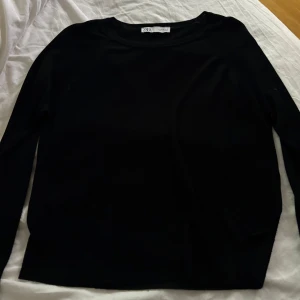 Svart långärmad tröja från Zara -  Svart långärmad tröja från Zara, skriv för bild på!💞