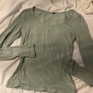 Ljusgrön långärmad basic tröja - Enkel och stilren ljusgrön långärmad tröja med rund halsringning. Tröjan är tunn och mjuk, perfekt för lager-på-lager och chill dagar. Passar dig som gillar minimalistisk och clean stil. Strykning kan fixas innan toppen skickas!