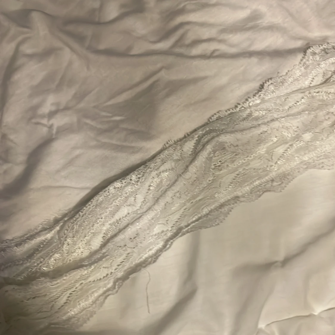 Vit spetskantad linnetopp från MQ - 2