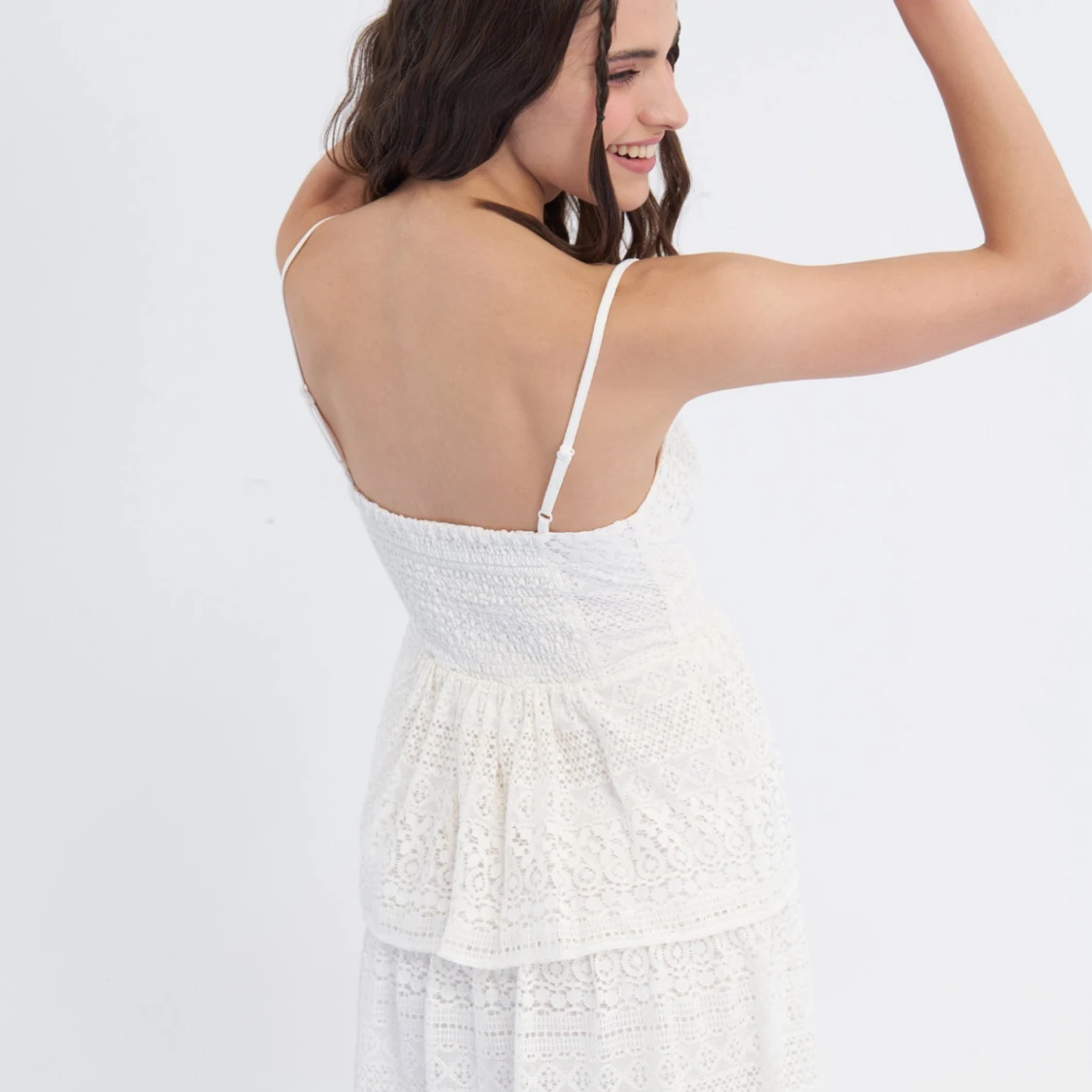 Vit spetsklänning med smala axelband - 2