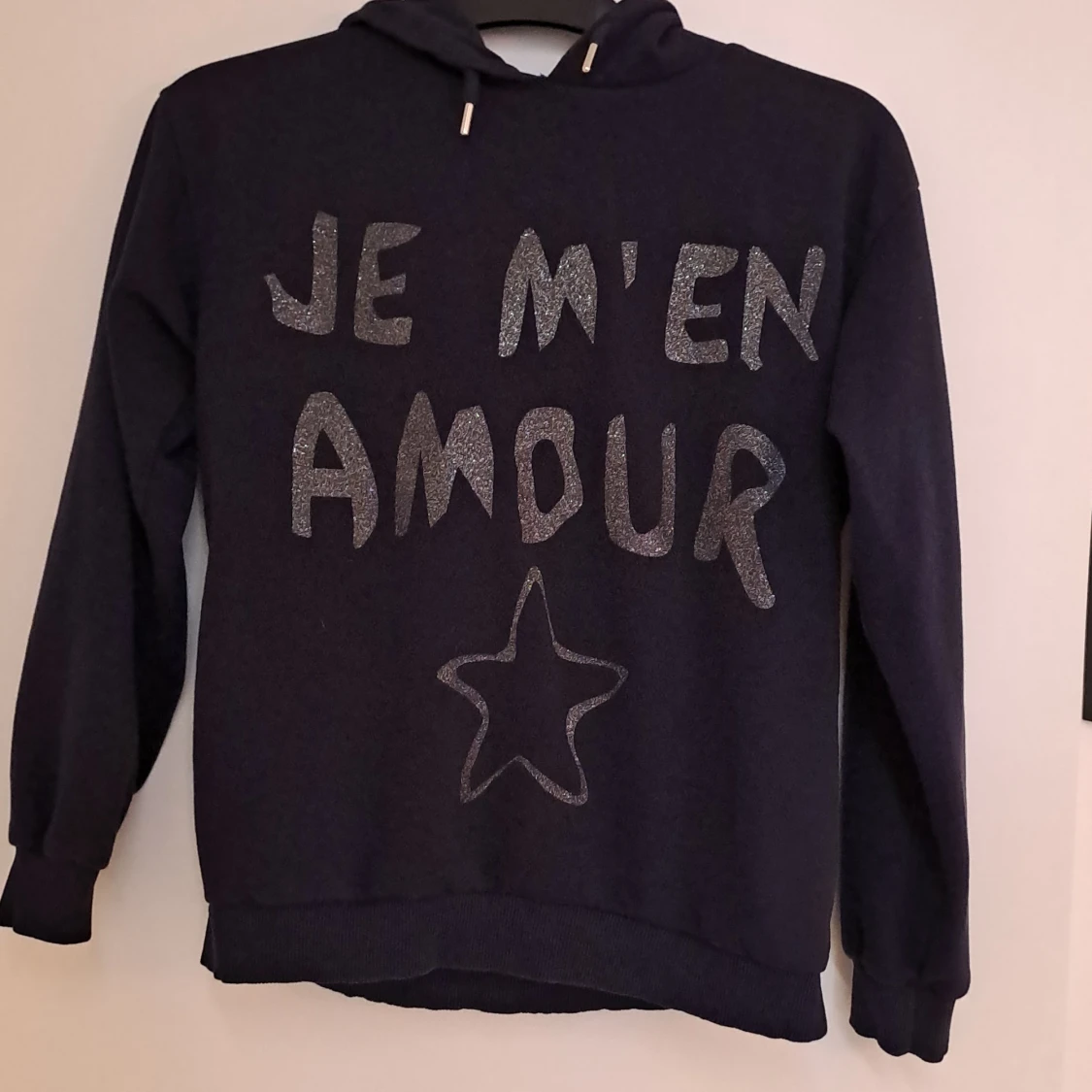 Marinblå hoodie Gina Tricot med glittertext - 1