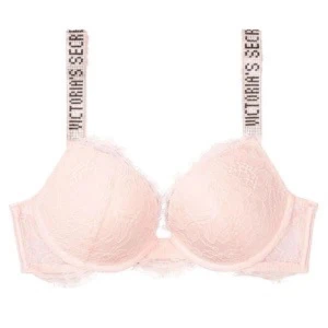 Victorias secret bh - jättsöt push up bh från victorias secret, köpt för länge sen men nästan aldrig använd pga fel storlek, nypris runt 900, pris går att diskutera💗skriv för fler bilder💗