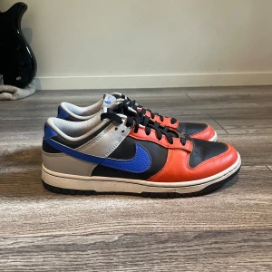 Limited Nike Dunk Low  - Säljer dessa för att de är för stora för mig, är en limited version av NBA 75th anniversary. Resells för omkring 1900-2200 kr på andra webbsidor (visar en webbsida på femte bilden). Storlek 44 men funkar även för 43, är inte så himla använda. Pris kan diskuteras.