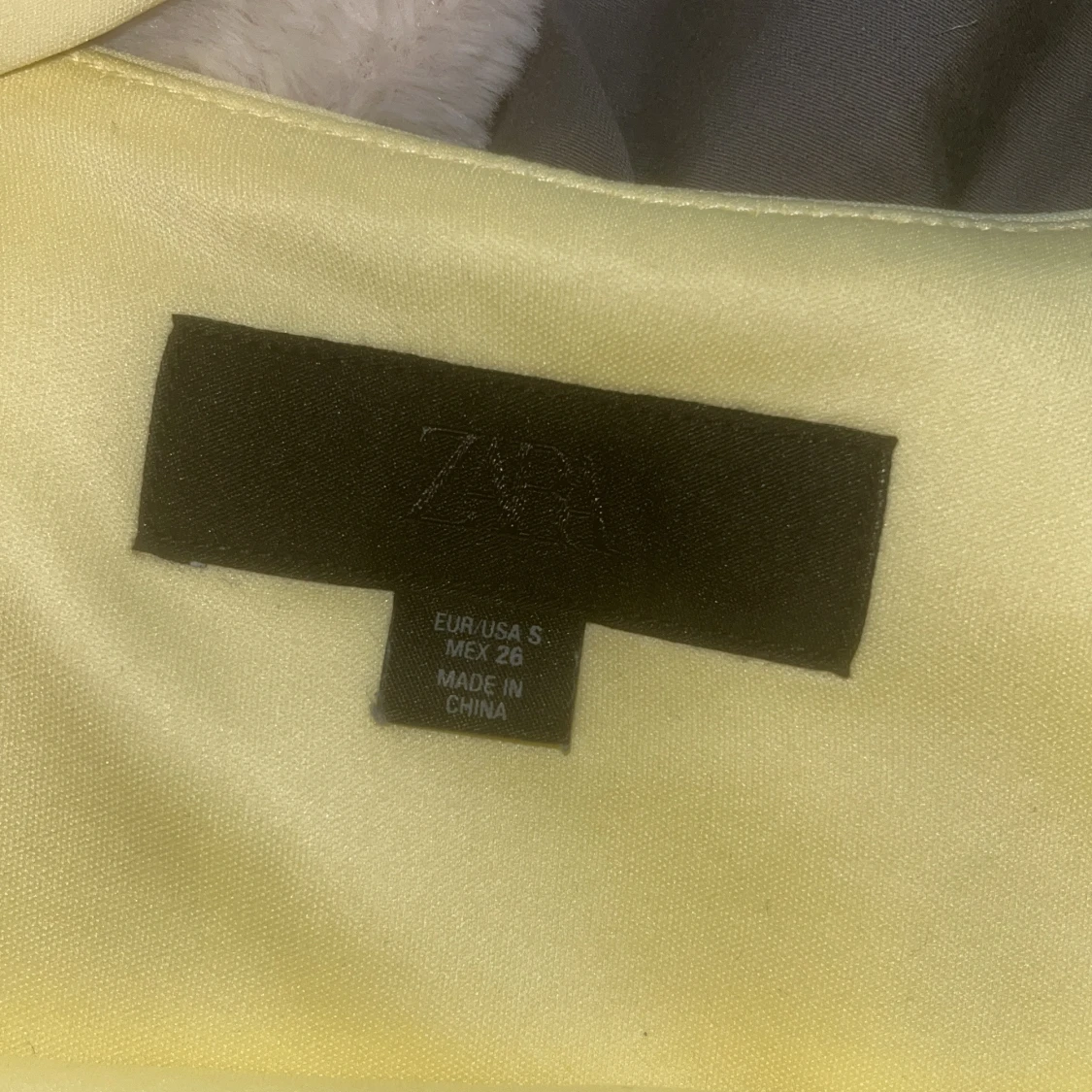 Gul linnetopp med knyt från Zara - 3