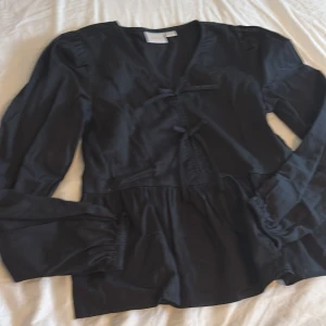 Svart blus  - En svart blus från Gina tricot den är använd 1gång o anledningen att jag säljer den är för att den är för liten ❤️