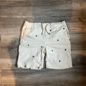 Vita Morris Shorts - Vita shorts från Morris, passade inte mig så är i ganska bra skick. Storlek XS men fungerar även för S (lite tight). Pris kan diskuteras.