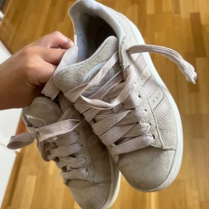 Rosa adidas campus   - Säljer mina Adidasbyxor campus i rosa, de använda en del och lite smutsiga men fortfarande i fint skick. De är i storlek 36 2/3 men passar mig som burkar ha 37/37,5