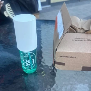 Sol de Janeiro 39 Parfym Mist - Fräsch och tropisk parfym mist från Sol de Janeiro, doft 39. Perfekt för dig som gillar lätta, somriga dofter med en hint av Brasilien. Helt ny endast testad