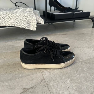 Lanvin cap toe sneakers  - |Säljer nu dessa fräscha lanvins i uk 5 som passar 40|De är använda men fortfarande bra skick|Vid eventuella frågor är du välkommen att kontakta oss|