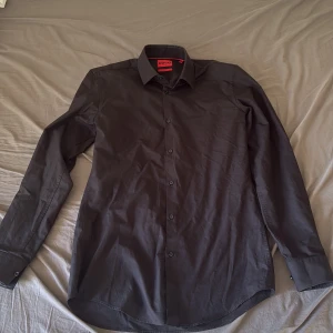 HUGO skjorta - Använd 2-3 gånger, mycket bra skick, nypris runt 800