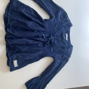  Odd Molly blus  - Supersöt marinblå blus från Odd Molly, använd fåtal gånger 