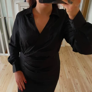 Klänning från Vero Moda - Så fin klänning i satin liknade tyg! Slutar strax under knät Har som en scrunch vid ryggslutet så man får en fin form bakifrån!  Använd endast en gång! Normal i storleken!🌸