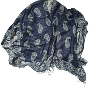 Blå paisleyscarf från Hampton Republic - Snygg blå halsduk från Hampton Republic med klassiskt paisleymönster i vitt. Tunt och luftigt material, perfekt att slänga över axlarna eller vira runt halsen. Fransen i kanterna ger en avslappnad vibe.