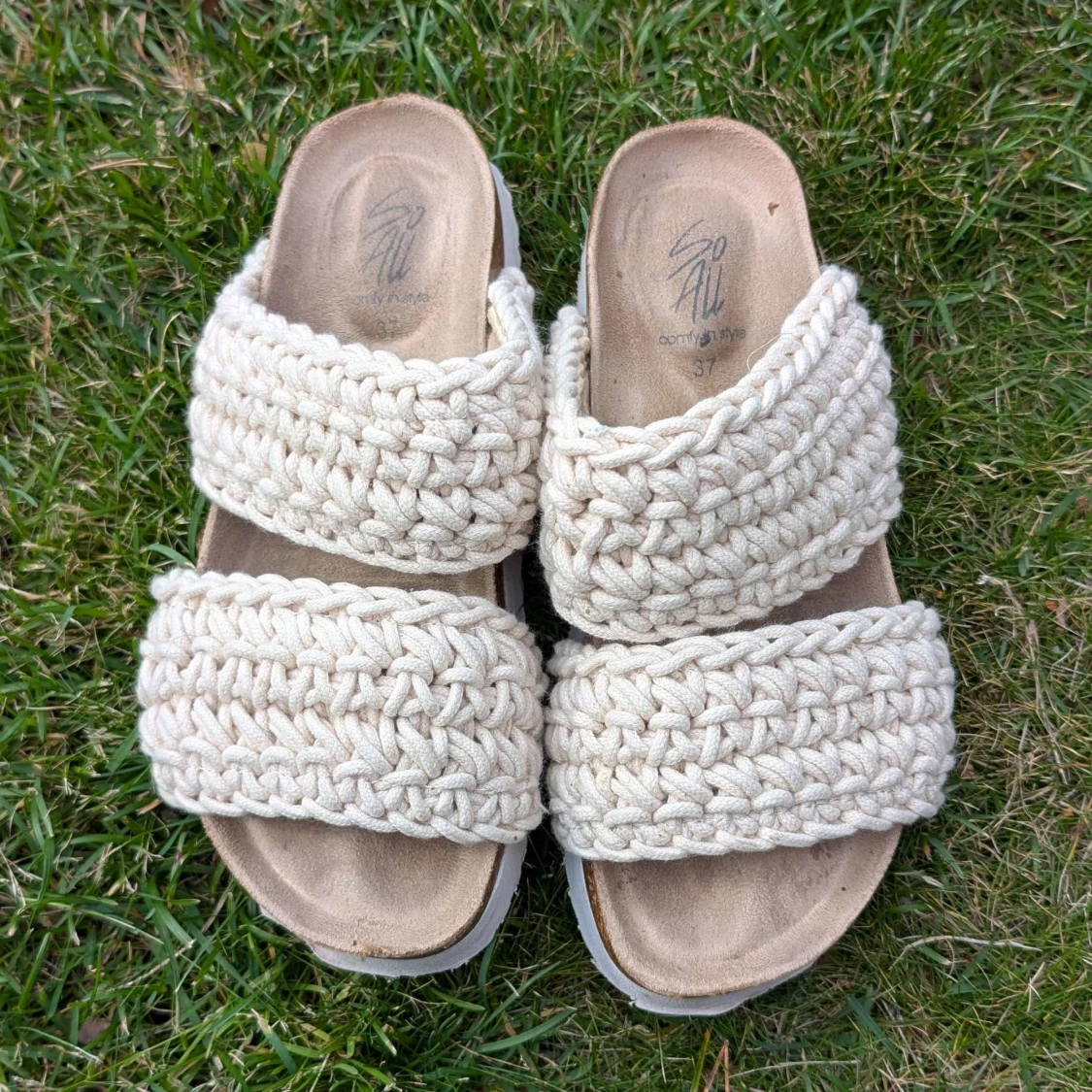 beige sandaler tofflor