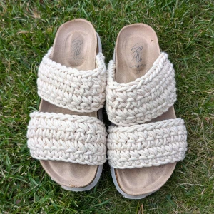 beige sandaler tofflor - Snygga sandaler från Softwaves med breda, stickade band i beige bomull. Skorna har en bekväm platåsula i kork och vit syntet, samt öppen tå. Perfekta för varma dagar och ger en chill boho-vibe till din outfit. stickad, platå