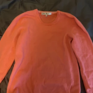 Korallrosa kashmirtröja  - Supermjuk korallrosa tröja i 100% kashmir från Inleo. Läs bio! 💕