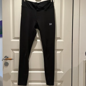 Svarta träningstights - Svarta träningstights från lager 157 med diskret logga på låret. Hög midja och stretchigt material som sitter tight och bekvämt. Perfekta för träning eller chill. 