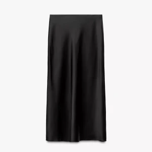 Svart satinkjol från Zara XS - Säljer en svart, blank och stilren långkjol från Zara i satinliknande material. Kjolen har en rak och flowy passform som ger en snygg siluett. Perfekt att styla med chunky sneakers eller boots för en cool look.