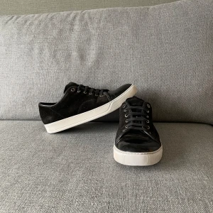 Lanvin skor - Lanvin skor storlek 42-43 (uk8)| skick 8/10 fixade med vit skofärg| nypris runt 5000kr mitt pris 2399kr| har du frågor är det bara att skriva!
