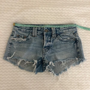 P&B lågmidjade jeansshorts  - Storlek 32 (XXS). Rakt över midjemått: 34cm. D18