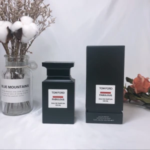 Tom Ford Fabulous Eau de Parfum 100ml - Tom Ford Fabulous Eau de Parfum i en stilren, svart, matt flaska med tydlig vit etikett och röd detalj. Flaskan rymmer 100 ml och har en fyrkantig, exklusiv design. Kommer med matchande svart kartong. Perfekt för dig som gillar lyxiga och unika dofter.